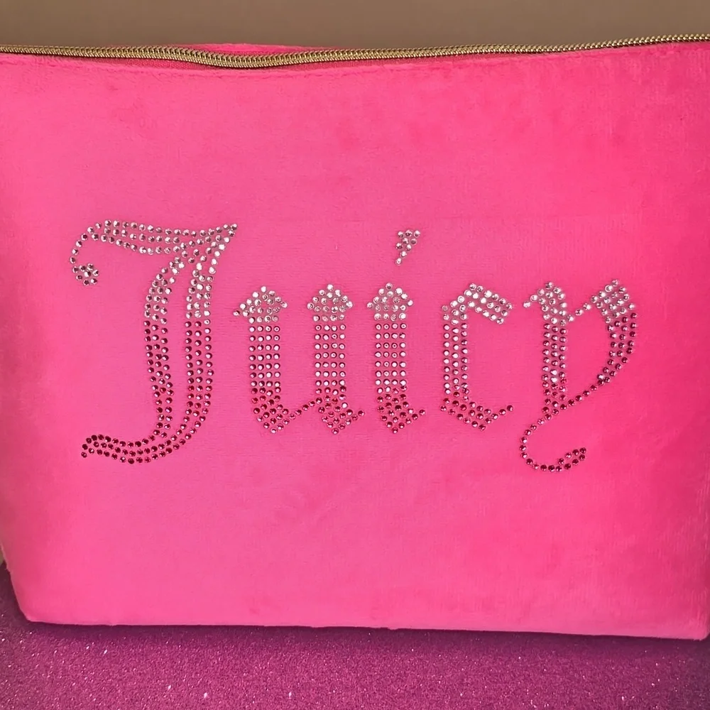 🎉HP🎉Juicy Couture 💖NWOT💖 Beautiful Pink Velvety Large Cosmetic Bag!💖💖💖 - Picture 5 of 10
